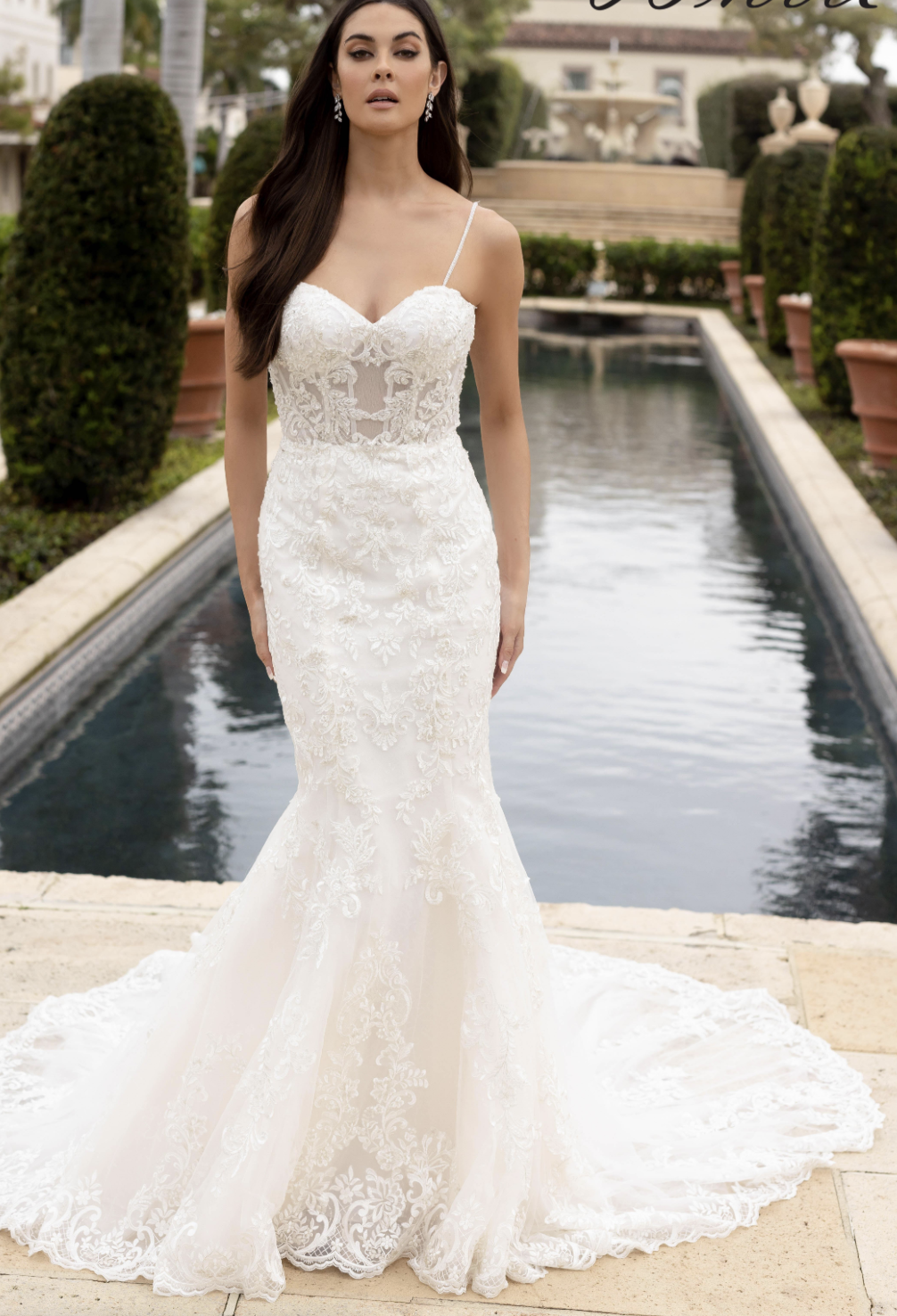 Feminine, romantic, and unapologetically elegant — this lace mermaid gown features a sculpted corset bodice with delicat