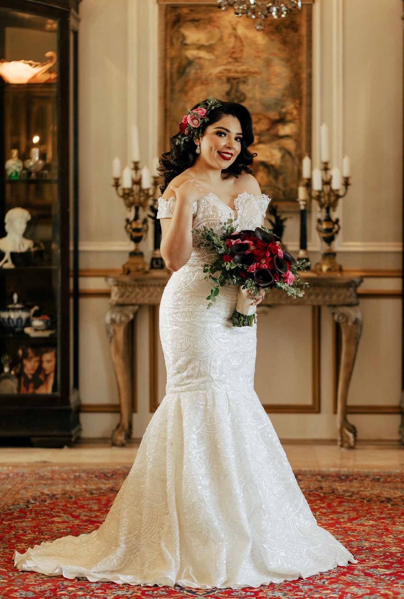 This stunning mermaid gown beautifully combines elegance and allure, showcasing a fitted lace bodice that gracefully fla