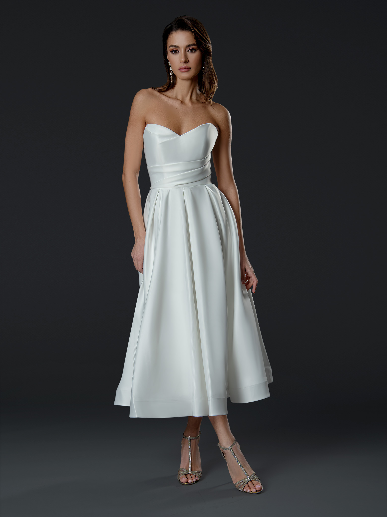 Sleek, sophisticated, and effortlessly modern. This tea-length satin gown features a strapless sweetheart neckline and s