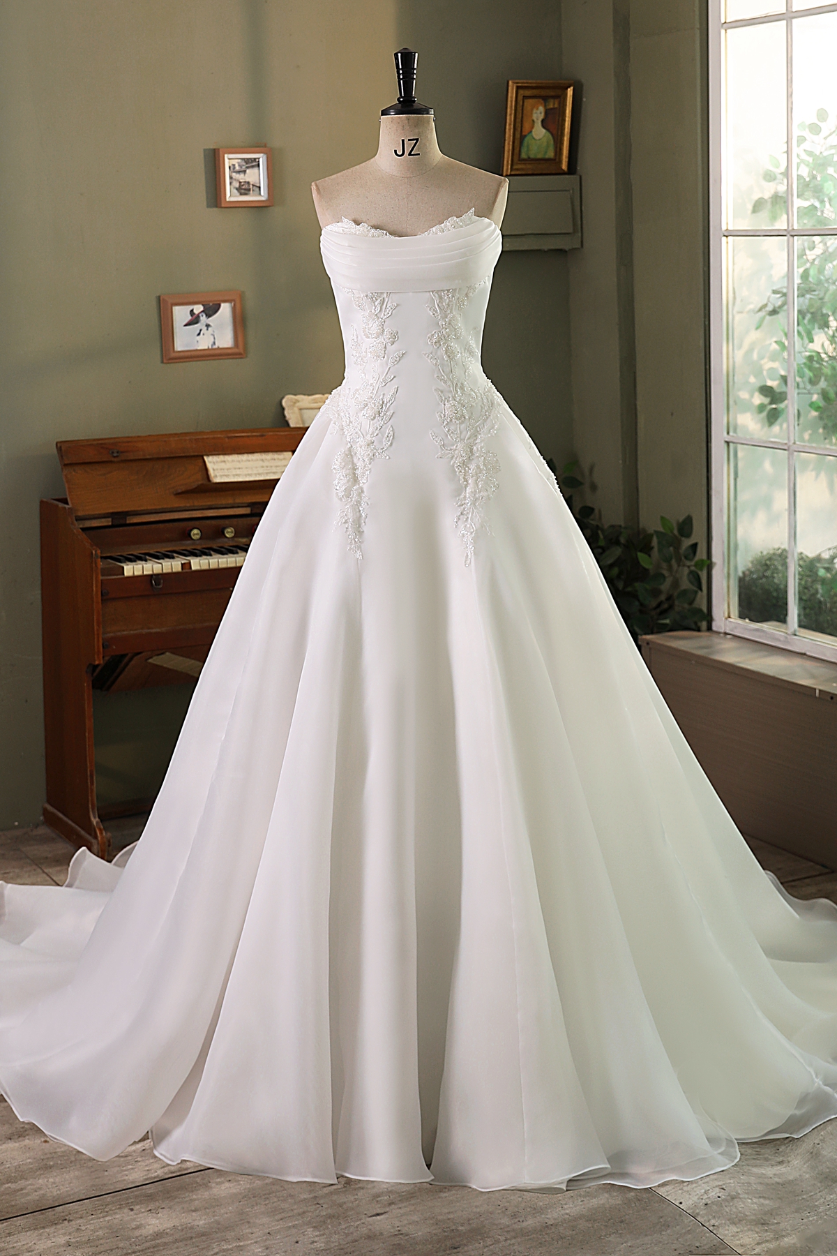 Step into a world of enchantment with this exquisite wedding gown, designed for the bride who dreams of a fairytale mome