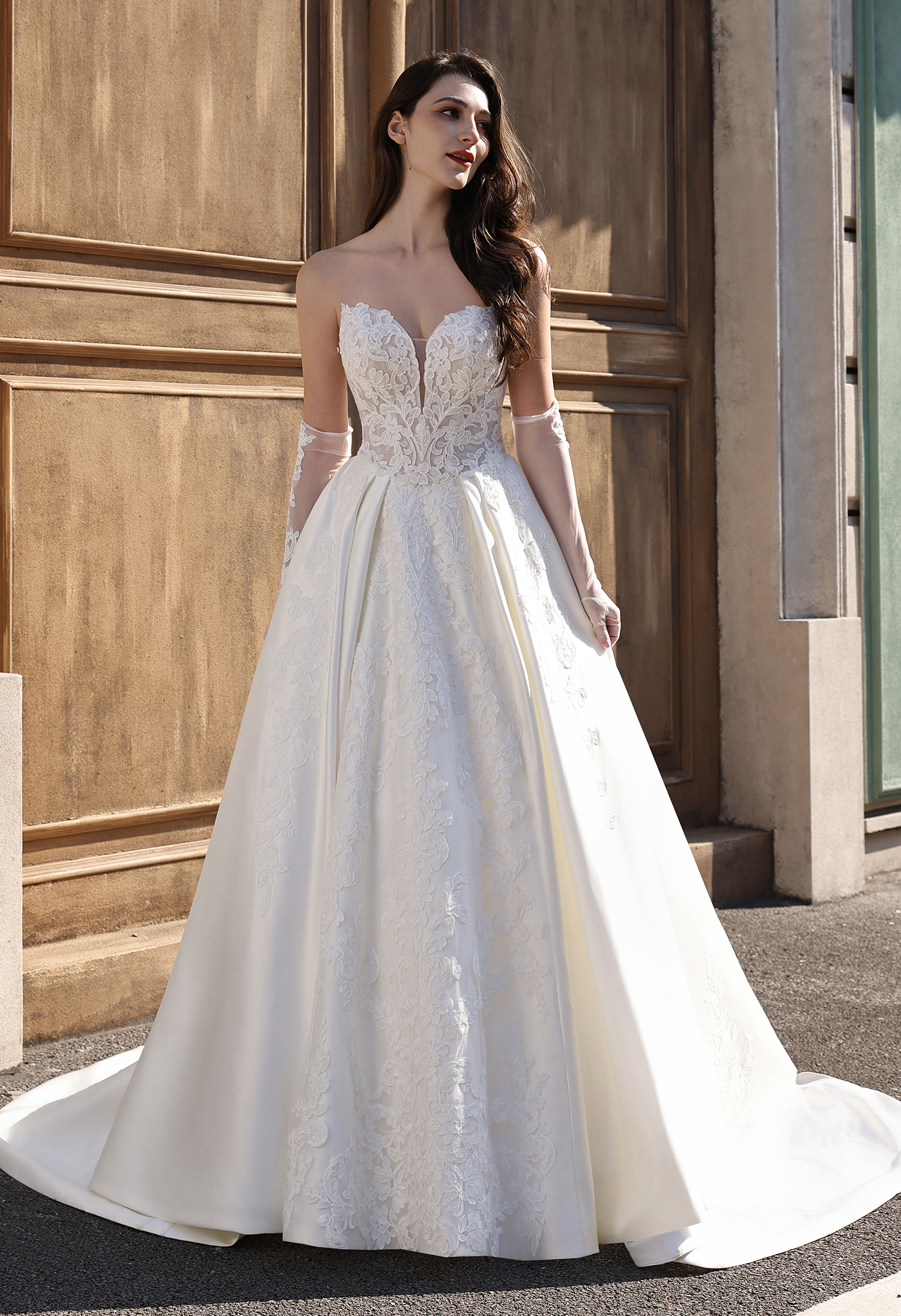 Embrace your fairytale moment in this breathtaking A-line gown that beautifully merges elegance and romance. The exquisi