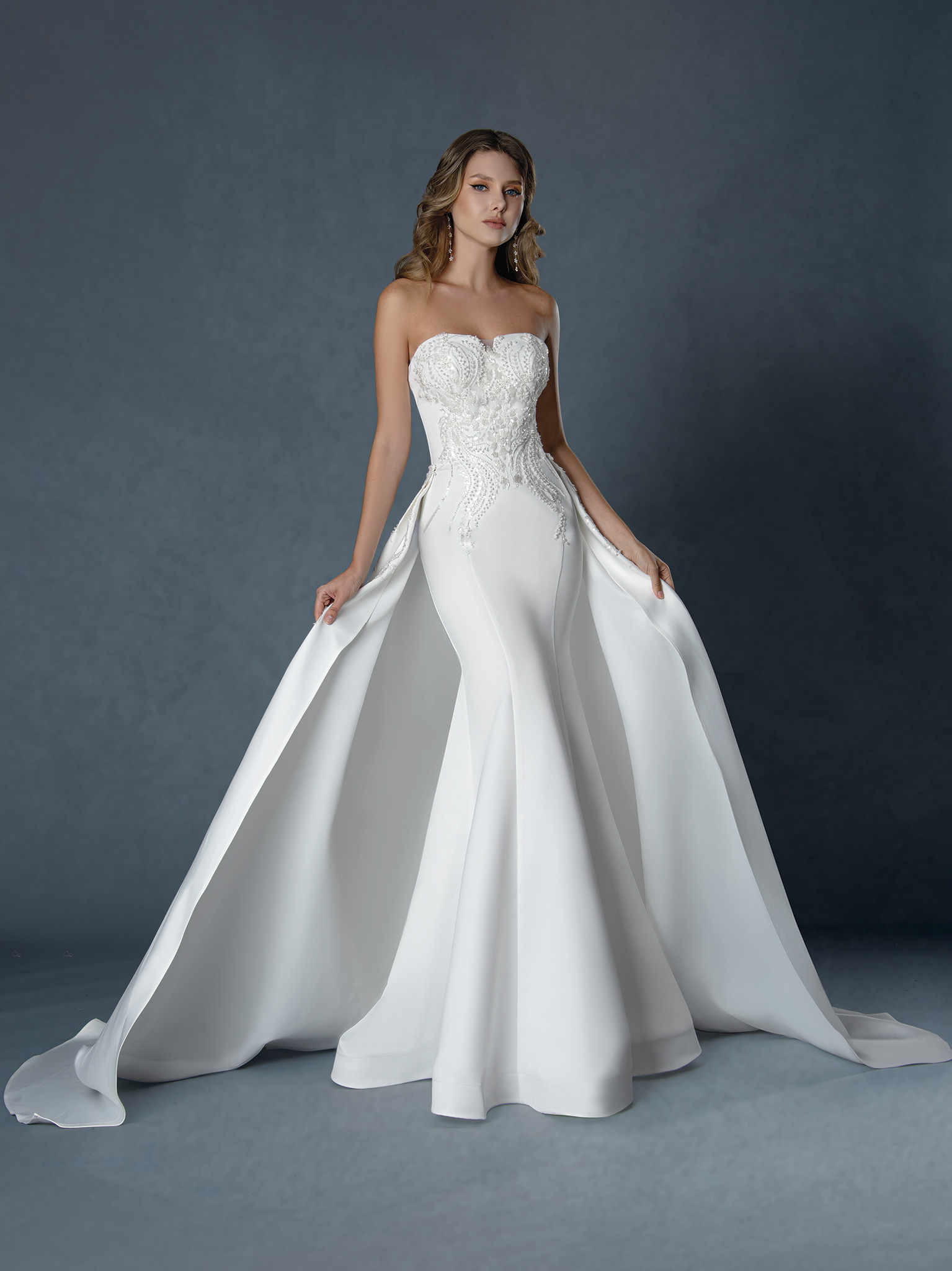 This strapless fit and flare wedding dress offers the perfect balance of structure, elegance, and versatility. Featuring